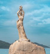 一个融合了海洋、爱情与奉献精神的神话故事被