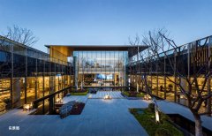 ③精装地下大堂：以翡翠绿岩板背景墙