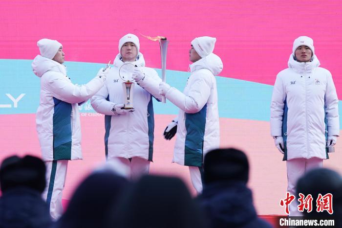 哈尔滨作为双亚冬之城迎来120名火炬手完成亚冬