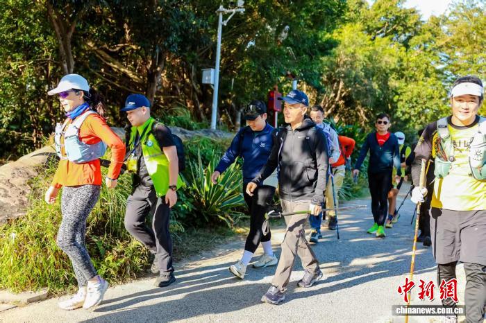 深圳十峰勇士人车接力赛收官 同步发起“净山护