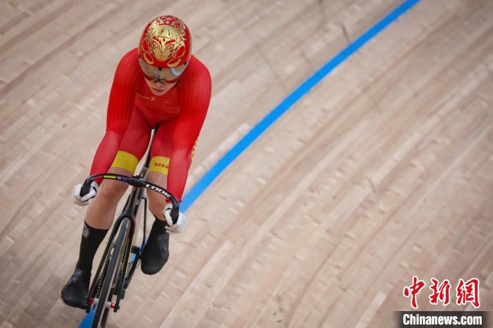 杭州亚运会场地自行车收官战 中国选手周瑜夺金