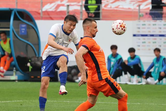 山东泰山客场0-4惨败青岛海牛 三球溃败送对手积