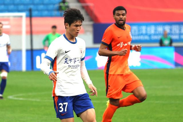 山东泰山客场0-4惨败青岛海牛 三球溃败送对手积